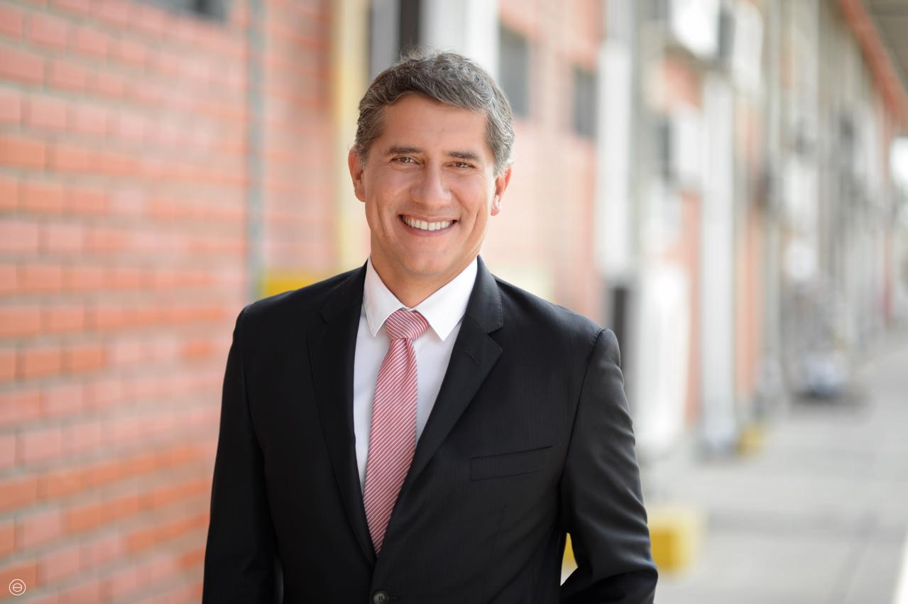 Un fundador de negocio abrumado por el trabajo.